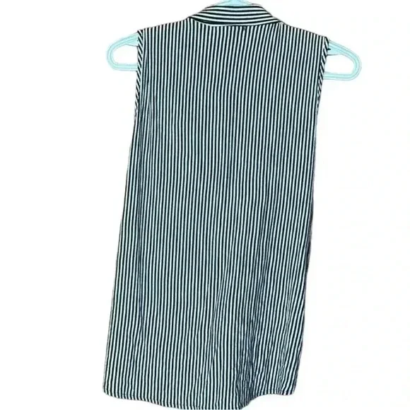 Kim & Cami Size Large verticals pinstripe sleeveless button down collared blouse - Picture 2 of 3
